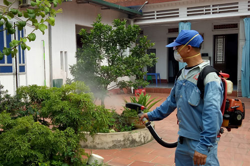 Nhân viên phun thuốc diệt muỗi cho nhà ở Cầu Giấy Hà Nội